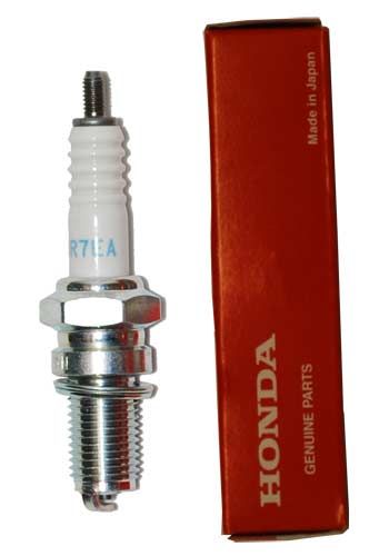 Honda Spark Plug U14FSR-UB for 2.3HP 4-Stroke Outboard Engine